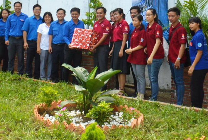 [-]Bãi[-]rác[-]biến[-]thành[-]vườn[-]hoa[-]đẹp[-]ở[-]Sài[-]Gòn